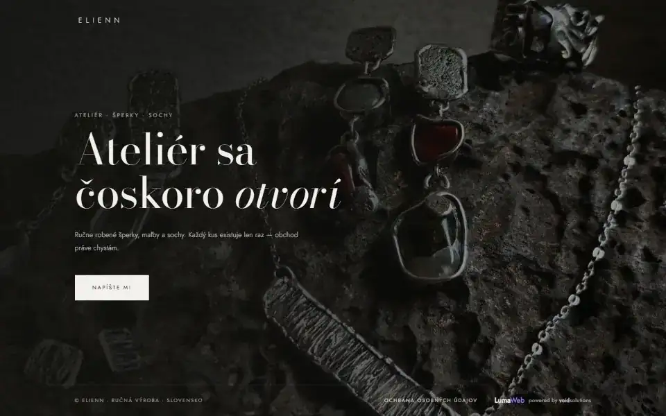 Animovaný úvod webu Elienn: fotografia ručne robených šperkov